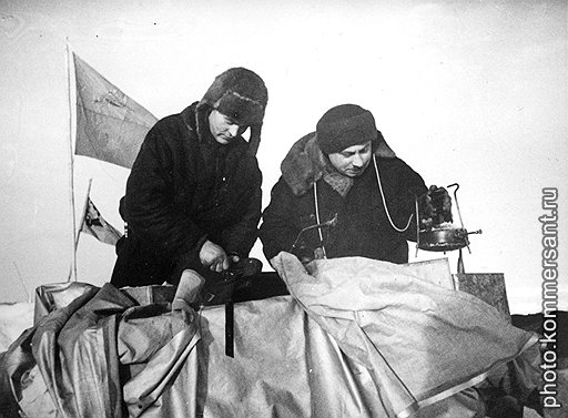Петр Ширшов (слева) получил известность после начала дрейфа на станции
«Северный полюс-1» (справа — Иван Папанин). Во время войны, отстаивая интересы торгового флота, он стал глубоко ненавистен командованию военноморского флота