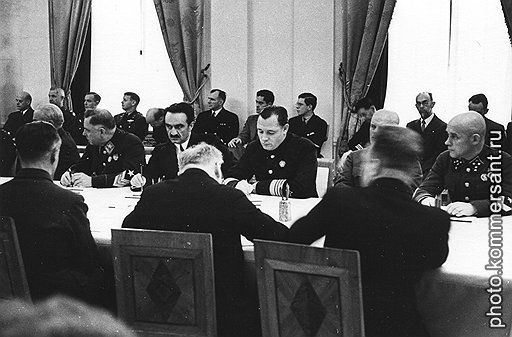 Во время ожесточенного спора двух морских наркомов Анастас Микоян (второй слева) принял сторону не правого Ширшова, а сильного и влиятельного Кузнецова (третий слева)