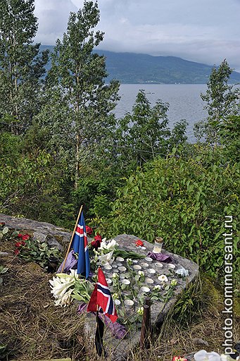 Свечи в память о погибших зажигают не только норвежцы, но и жители других стран Европы