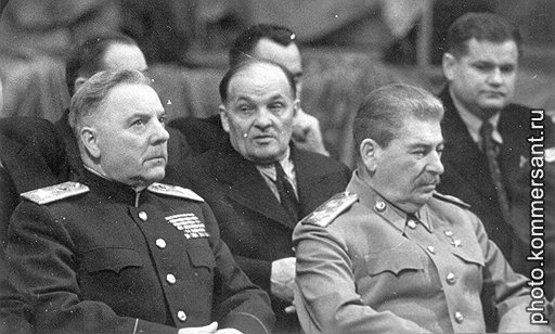 &quot;Сталин постепенно стал отходить от руководства текущими делами, и управление страной оказалось в руках Маленкова и Берии&quot; 