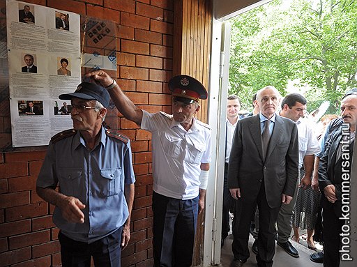 После трех предвыборных кампаний и пяти покушений Александр Анкваб (третий слева) наконец стал президентом Абхазии 