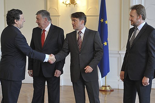 Некоторыми федерациями руководит коллективный глава. Так, например, президиум Боснии и Герцеговины состоит из серба Небойши Радмановича (второй слева), хорвата Желько Комшича (второй справа) и боснийца Бакира Изетбеговича (справа) 