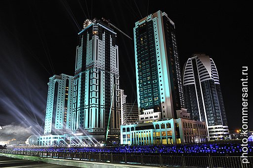 На день рождения президент Чечни преподнес себе красочную декорацию для праздничного концерта 