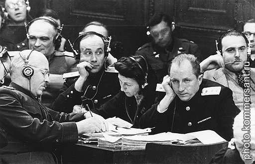 Главный советский обвинитель на Нюренбергском процессе Роман Руденко (на фото -- за столом справа) из-за истории с незаконной сдачей госэкзаменов рисковал превратиться в обвиняемого 