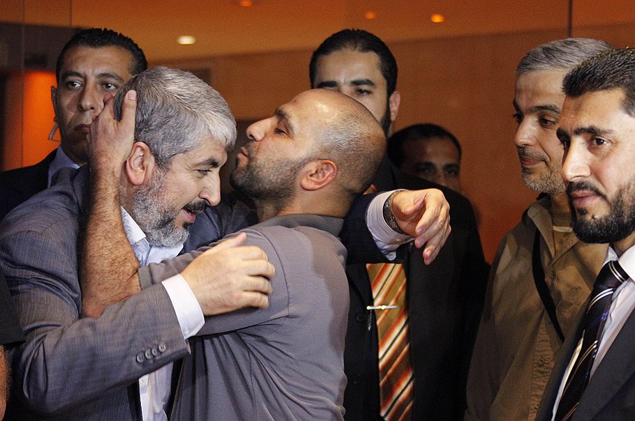 Освобожденные террористы из &quot;Хамаса&quot; скромно радуются встрече с руководителями движения