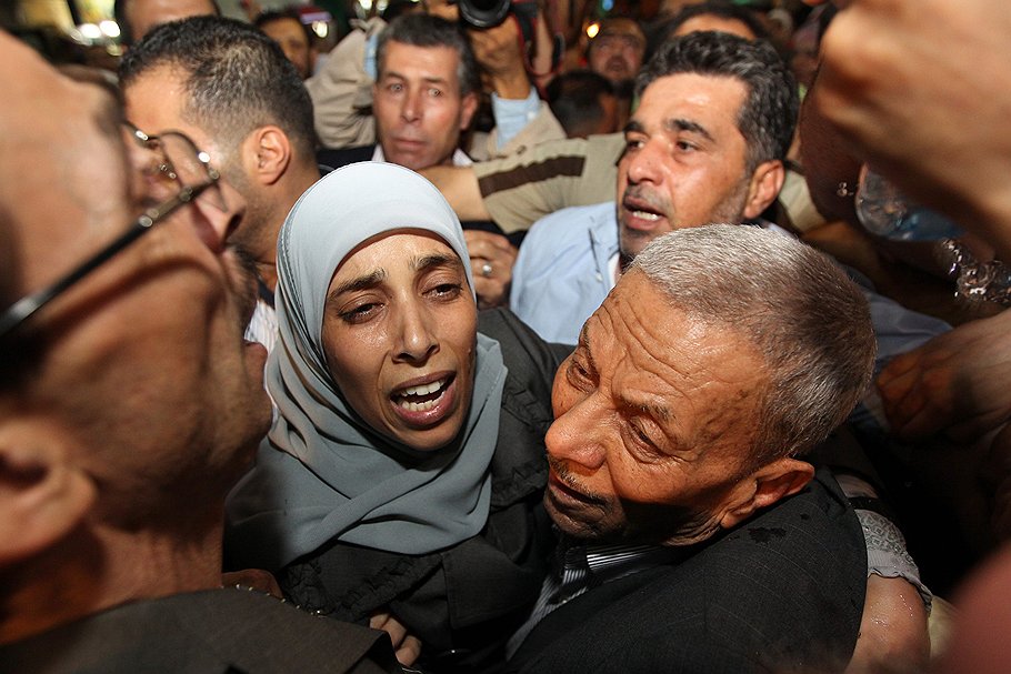 Приговоренная к 16 пожизненным срокам за гибель 15 человек Ахлам Тамими плачет от счастья при виде отца 