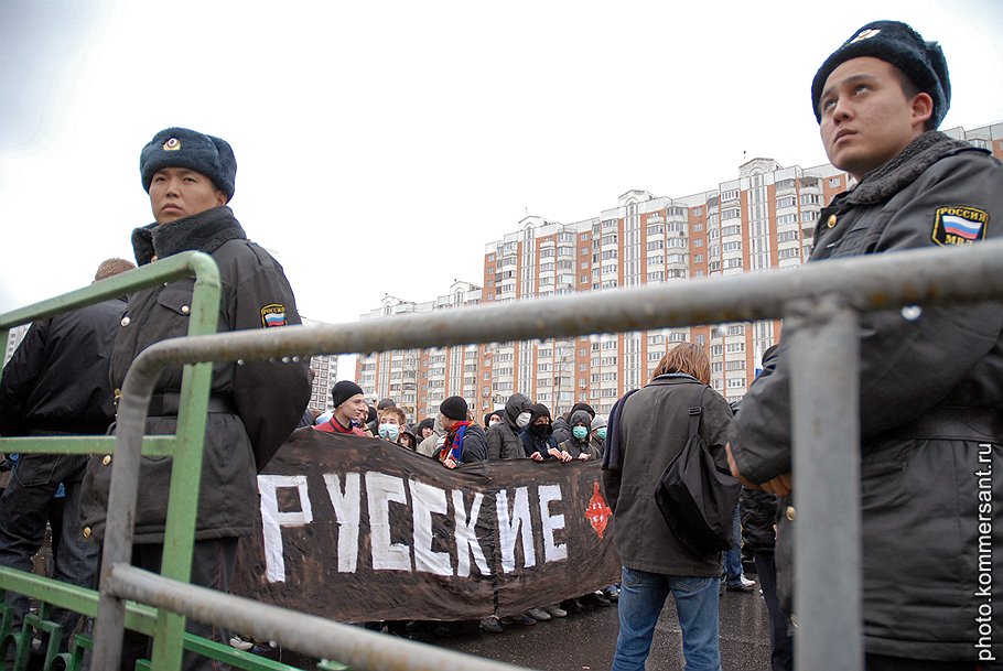 Пока московских националистов сдерживает полиция, на окраинах России крепнут антикремлевские настроения 