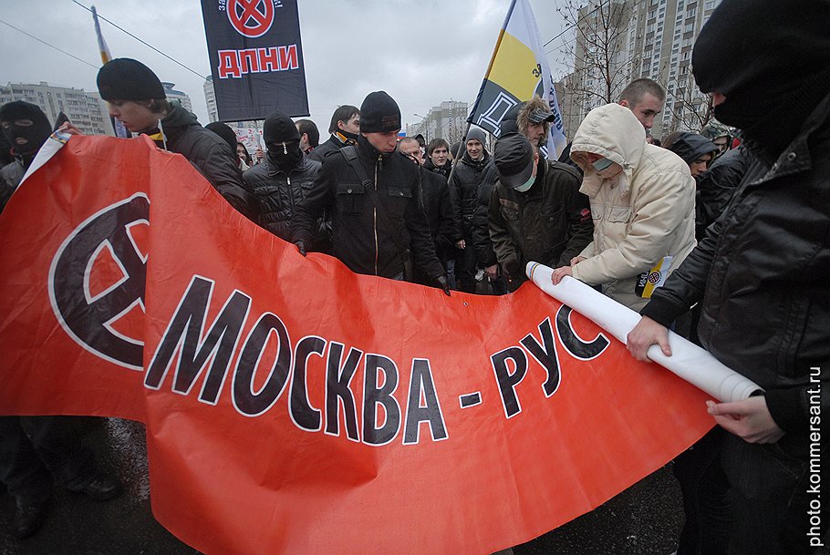В отличие от Москвы (на фото - &quot;Русский марш&quot; в столице 4 ноября 2010 года) в Сибири националистическая тема не очень популярна 