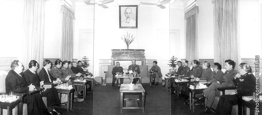 Советско-вьетнамское братство по оружию требовало регулярной кабинетной закалки (на фото — совещание в Министерстве обороны ДРВ)