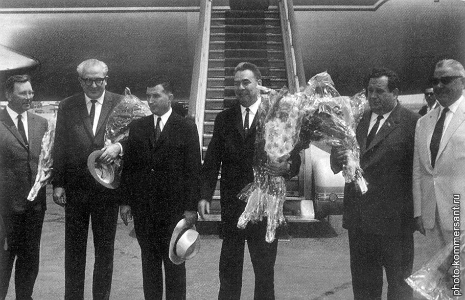 Товарищ Егорычев (слева) заострил вопрос о противовоздушной обороне страны до такой степени, что поранил самолюбие товарища Брежнева (в центре) 