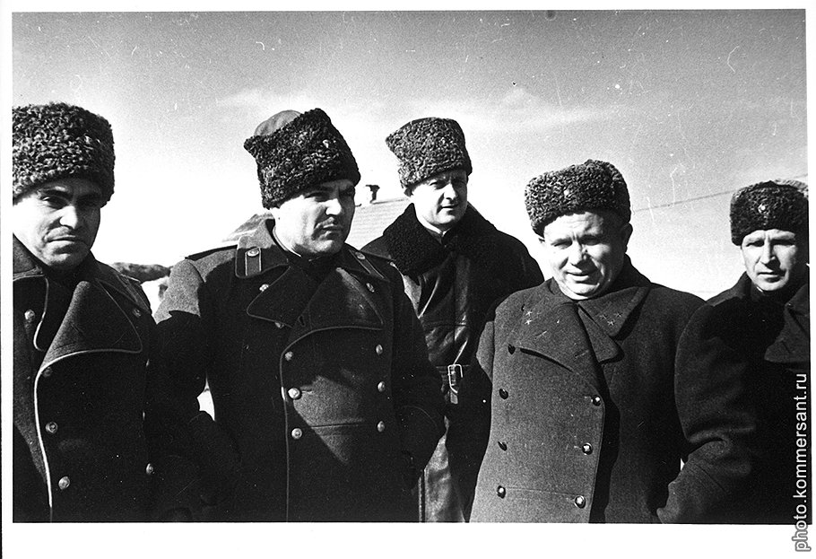 На фронте довоенная привычка к приписыванию себе чужих заслуг возросла у генерал-лейтенанта Хрущева (на фото — второй справа) до полководческих масштабов  