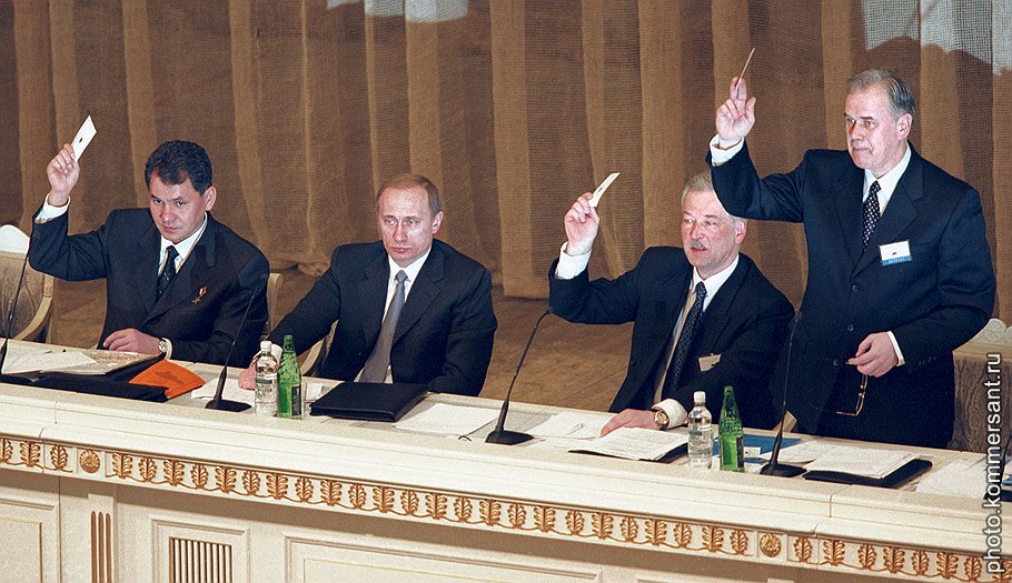 Перед декабрьскими выборами &quot;Единство&quot; стало ассоциироваться в первую очередь с Путиным, а Березовский отошел в тень (на фото — первый съезд движения) 