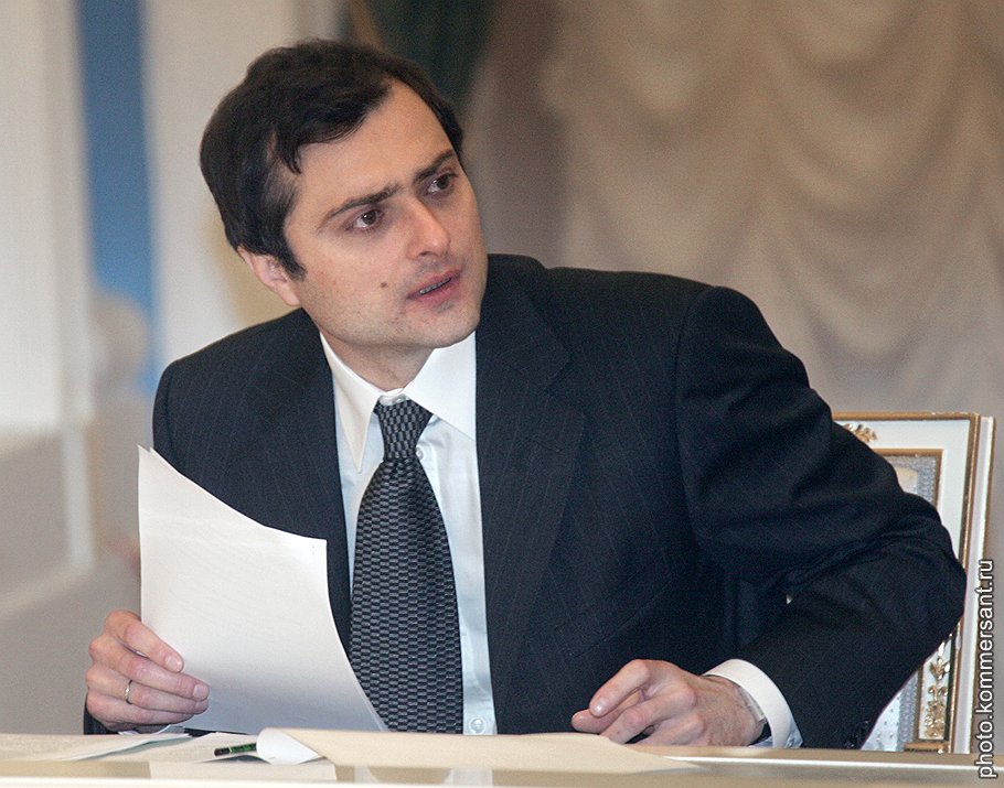 Владислав Сурков начал свою политическую карьеру охранником у Ходорковского, а через несколько лет он напоминал несговорчивым депутатам о судьбе ЮКОСа 