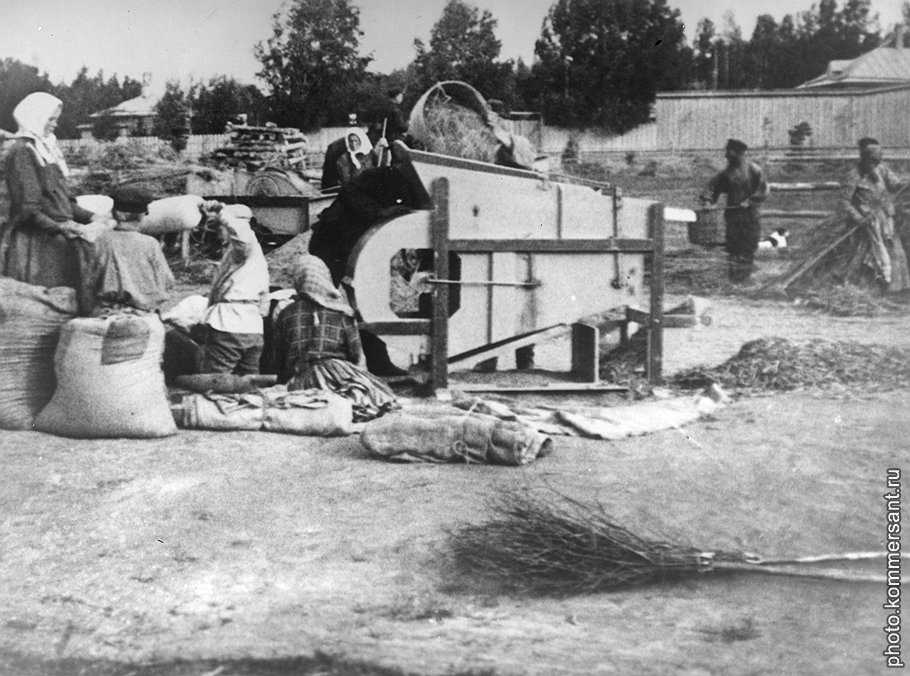 С 1926 года попытки внести элементы механизации в сельское хозяйство (на фото) заканчивались быстрым изгнанием из рядов полноправных советских граждан
