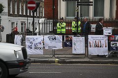 Незаконная агитация напротив посольства России