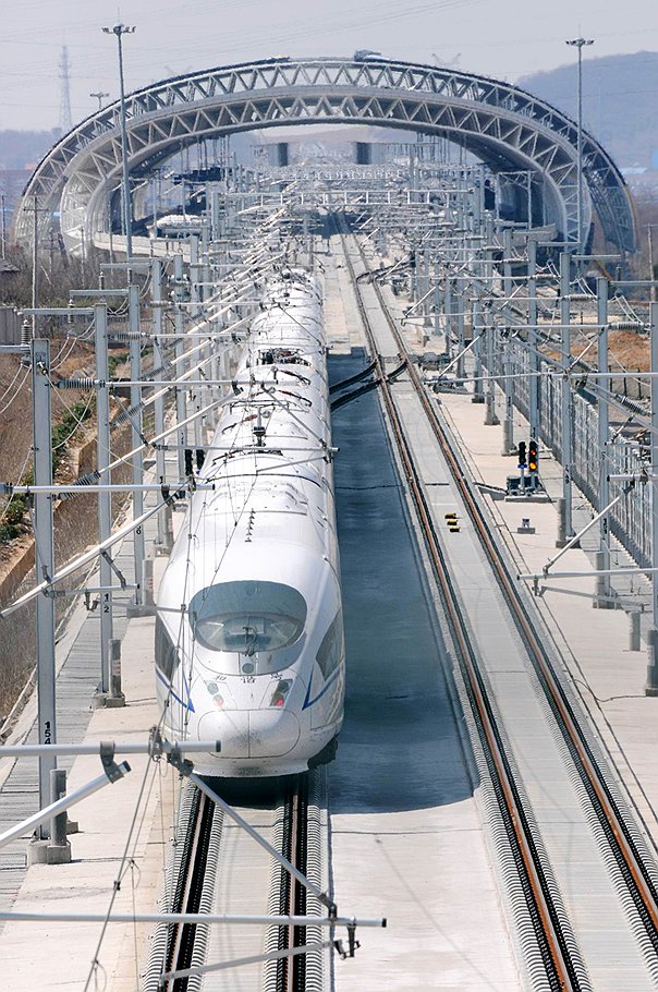 Высокоскоростной поезд &quot;Пекин—Шанхай&quot; символизирует экспансию уже не только китайских компаний, но и китайской валюты 