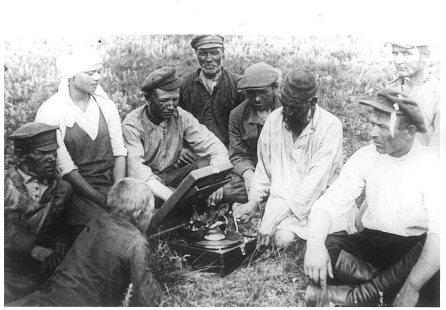 Чтобы крестьяне охотнее осваивали печатную речь, в 1929 году лучшие ликбезовские коллективы решили премировать источниками звучащей