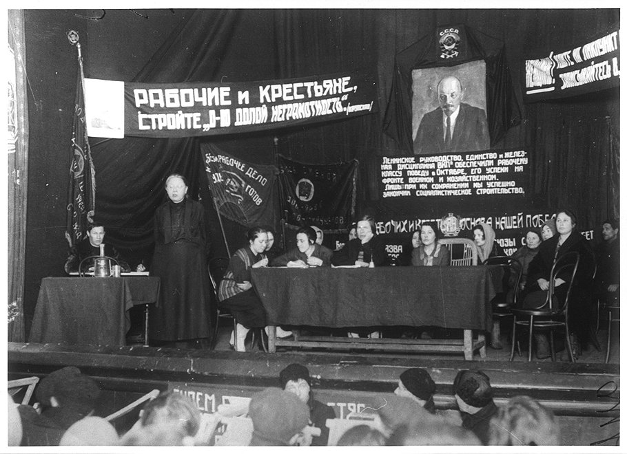 Предложенный Надеждой Крупской (на фото — выступает) план полной ликвидации безграмотности в СССР к 1927 году оказался совершенно невыполнимым