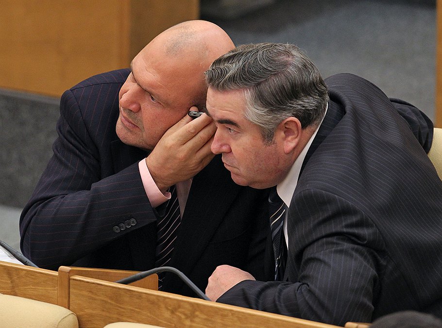 Депутаты Госдумы Аркадий Саркисян (слева) и Валентин Бобырев в зале заседаний. &lt;B>2010 год&lt;/B>