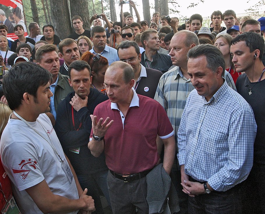 Василий Якеменко (третий слева) и Алексей Навальный вывели борьбу на новый уровень — в интернет-пространство 