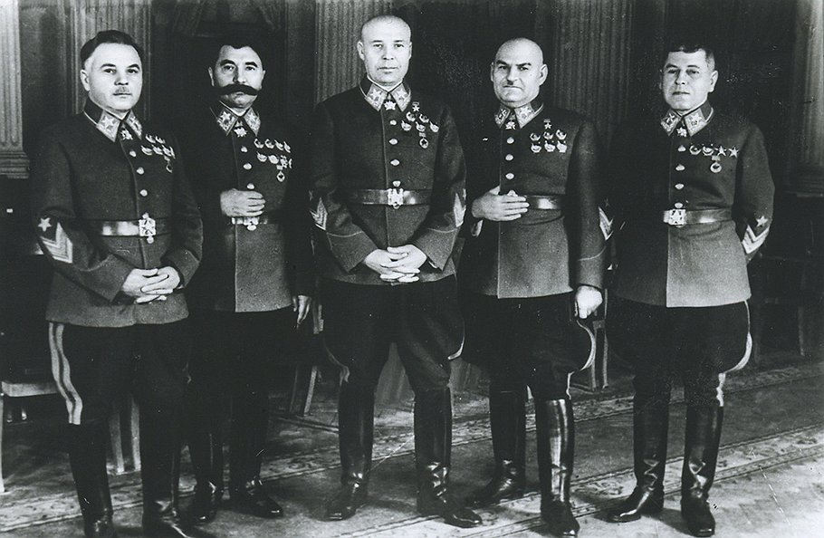 Среди всех военачальников, получивших маршальские звезды, Григорий Кулик (на фото — второй справа) оказался единственным, кто после этого был разжалован дважды 