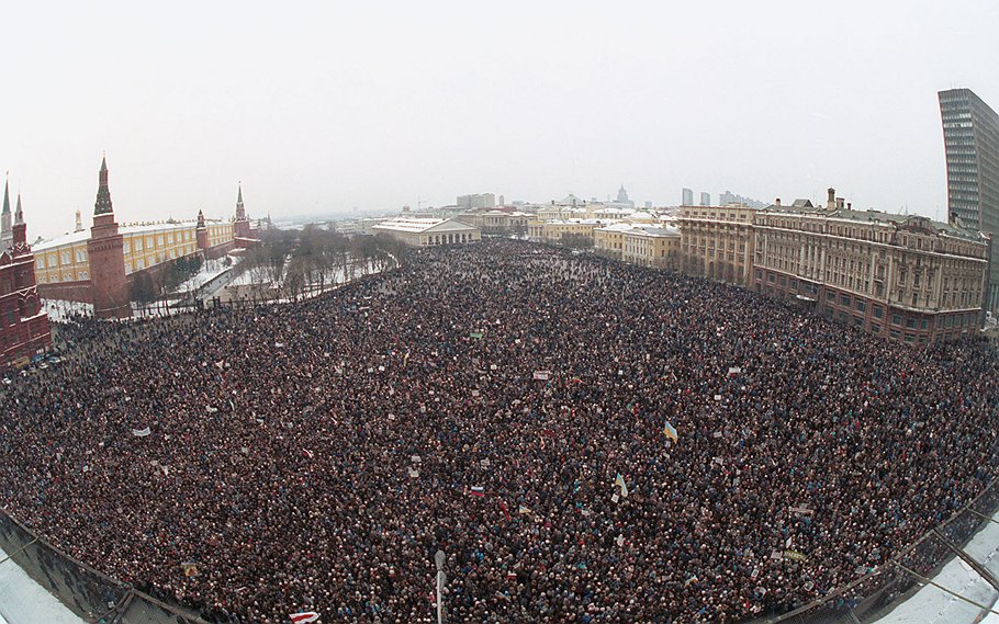 Манежная площадь образца 1991 года без труда вместила сторонников Бориса Ельцина 