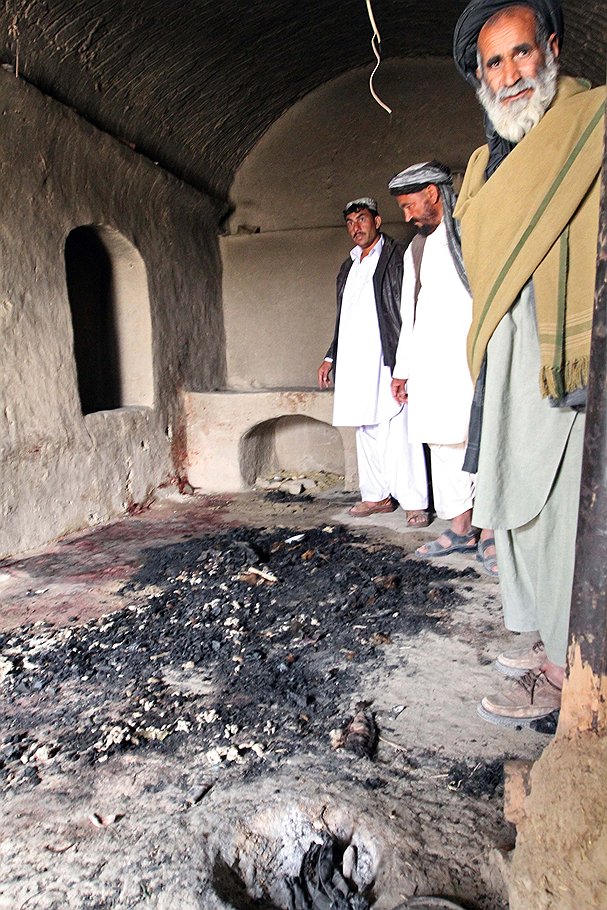 Пытаясь замести следы, американский воин-освободитель хотел сжечь тела убитых им в деревне Баланди 11 афганцев, включая детей в возрасте от 2 до 12 лет 