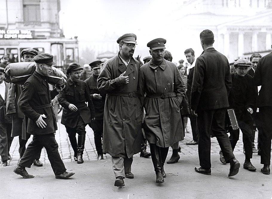 Карахан (на фото), первым выдвинувший молодого Ягоду на серьезную руководящую работу, получал обслуживание за счет НКВД по первому разряду