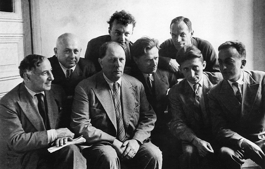Драматург Александр Афиногенов (на фото — первый слева в последнем ряду), получивший от НКВД мебель работы бутырских заключенных, чудом не попал в их ряды после ареста своего покровителя 
