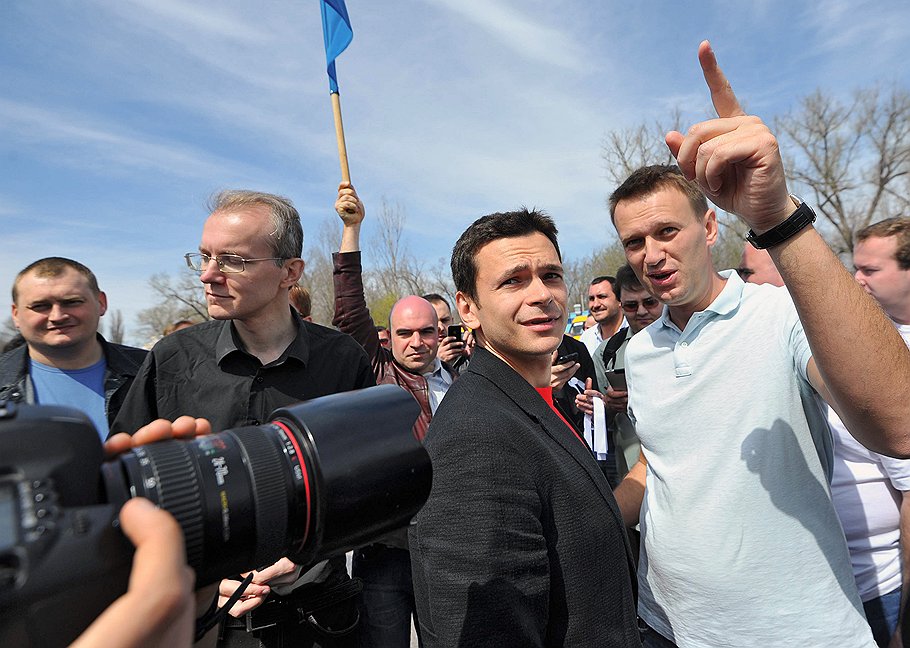 Поддержать Олега Шеина (слева) и повысить градус политической сознательности горожан в Астрахань приехали различные оппозиционные лидеры (в центре — Илья Яшин, справа — Алексей Навальный) 

