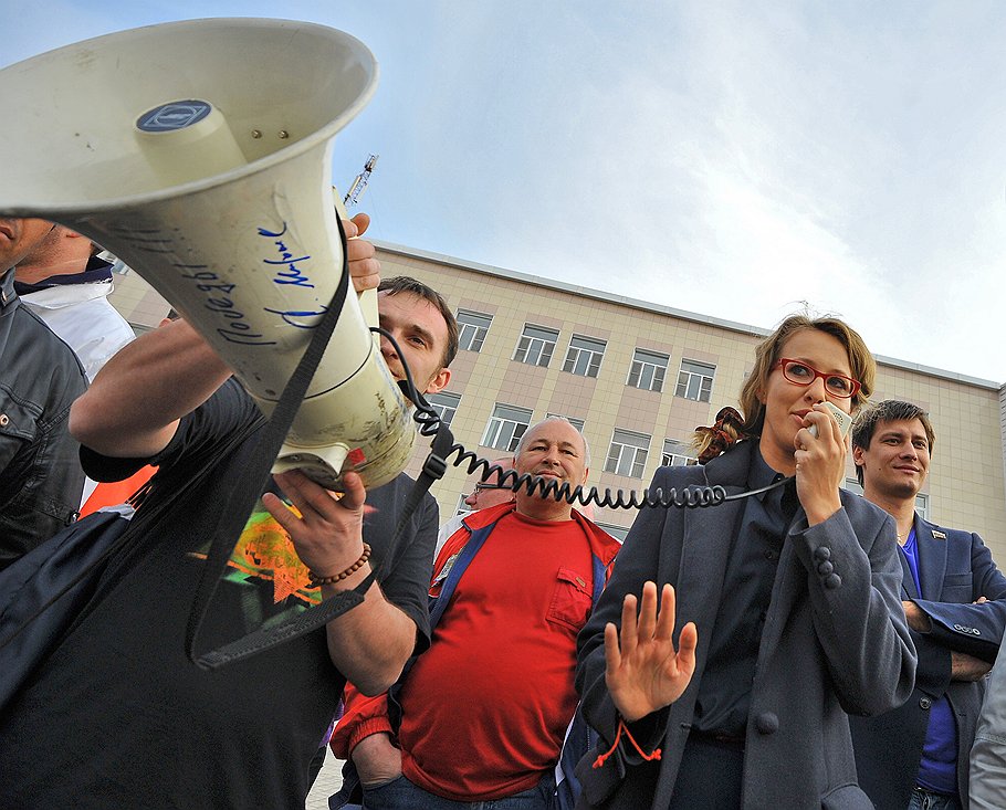 На митинг 14 апреля многие астраханцы сначала шли как на бесплатный концерт московских знаменитостей (на фото — Ксения Собчак) 

