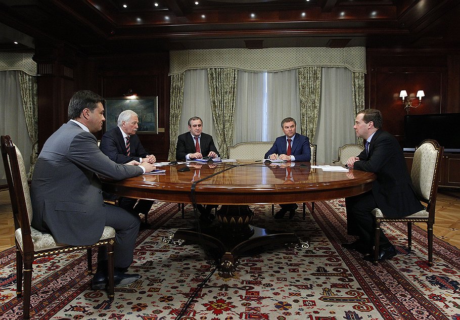 Дмитрий Медведев больше не смотрит на единороссов с надпартийной высоты 
