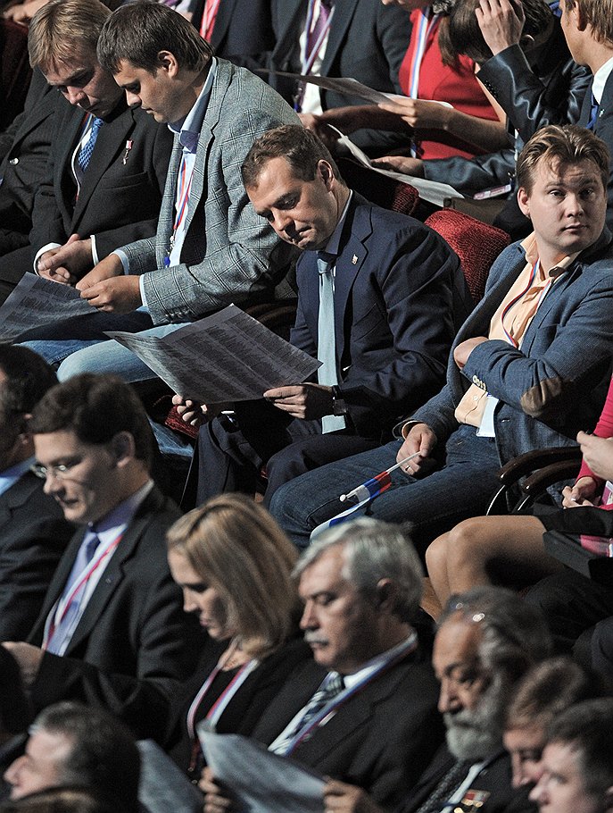 Дмитрий Медведев изучает список своих будущих однопартийцев 