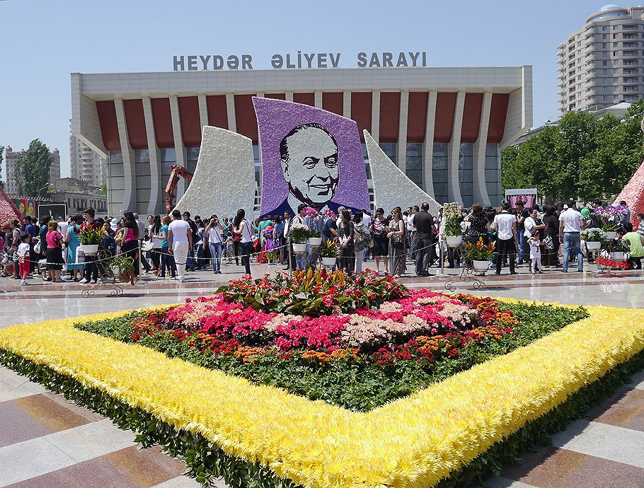 Покойный президент Гейдар Алиев уже много лет служит символом светского государства Азербайджан 