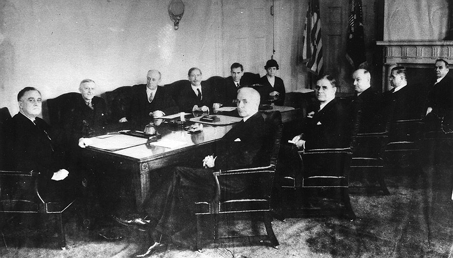 В Политбюро надеялись, что взятка, переданная Рузвельту окольным путем — через людей из его окружения (на фото — президент на совещании с членами своей администрации), позволит напрямую договориться по многим вопросам