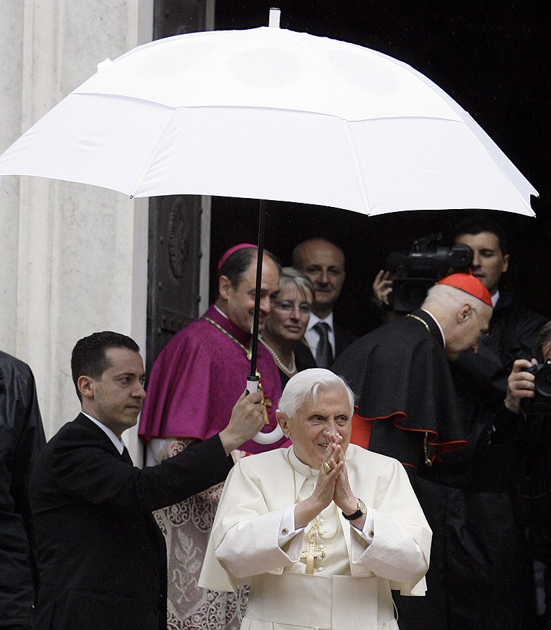 Простой служащий папского престола Паоло Габриэле (на фото — слева) без труда обошел все системы информационной защиты Ватикана 
