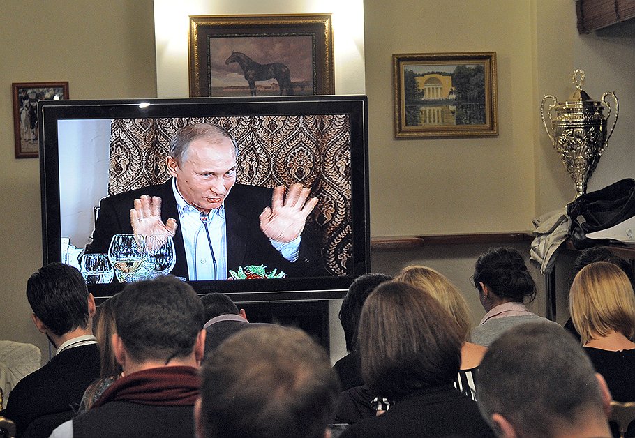 Владимир Путин практикует регулярные встречи с зарубежными экспертами (во время встречи с членами международного дискуссионного клуба &quot;Валдай&quot; — на фото, на форуме Сбербанка &quot;Россия-2012&quot;)  