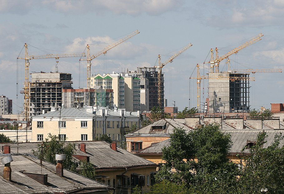 В строительной стагнации города екатеринбуржцы обвиняют предпринимателей-оккупантов из Москвы: купленные ими объекты не развиваются, в то время как новые проекты возводятся в основном местными девелоперами