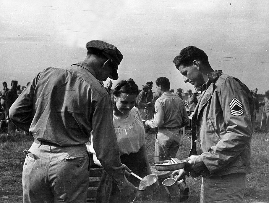 Чтобы отдалить появление американских самолетов на советском Дальнем Востоке, японское правительство предложило приблизить возвращение СССР нефтяных концессий (на фото — американские экипажи на аэродроме в Полтаве, 1944 год) 