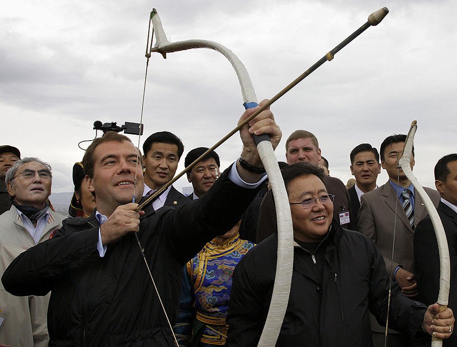 Вскоре после создания СП стало очевидно, что интересы и цели двух стран (справа от Дмитрия Медведева -- президент Монголии Цахиагийн Элбэгдорж) существенно расходятся