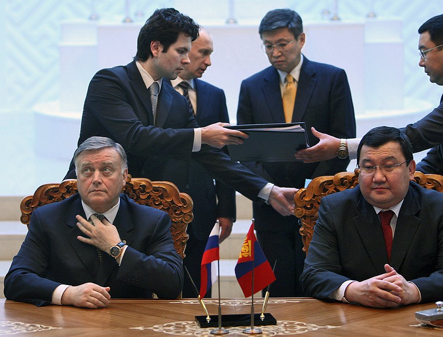 По словам главы РЖД Владимира Якунина (слева, сидит), премьер-министр Монголии Санжийн Баяр (второй справа, стоит) лично пообещал Владимиру Путину лицензии на разработку месторождений Таван-Толгой и Оюу-Толгой 