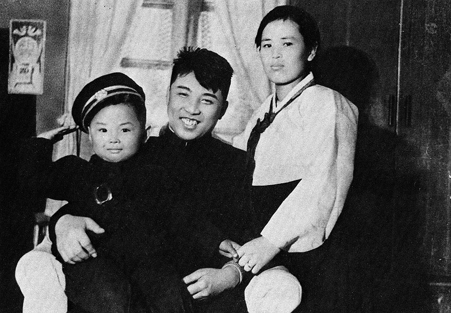 Первым леди прошлых руководителей КНДР повезло меньше -- например, жена великого вождя Ким Чен Сук &lt;i>(справа)&lt;/i> удостоилась публичной известности через много лет после смерти