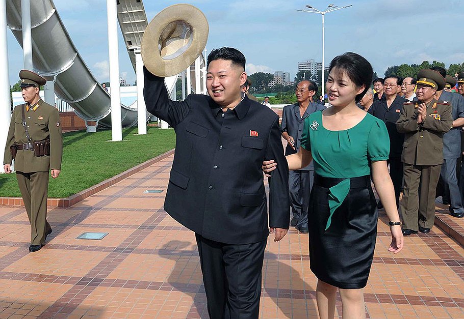 После того как Ким Чон Ын &lt;i>(слева)&lt;/i> приблизил к себе Ли Соль Чжу &lt;i>(справа)&lt;/i>, партийное руководство КНДР от него несколько отдалилось &lt;i>(на заднем плане)&lt;/i>
