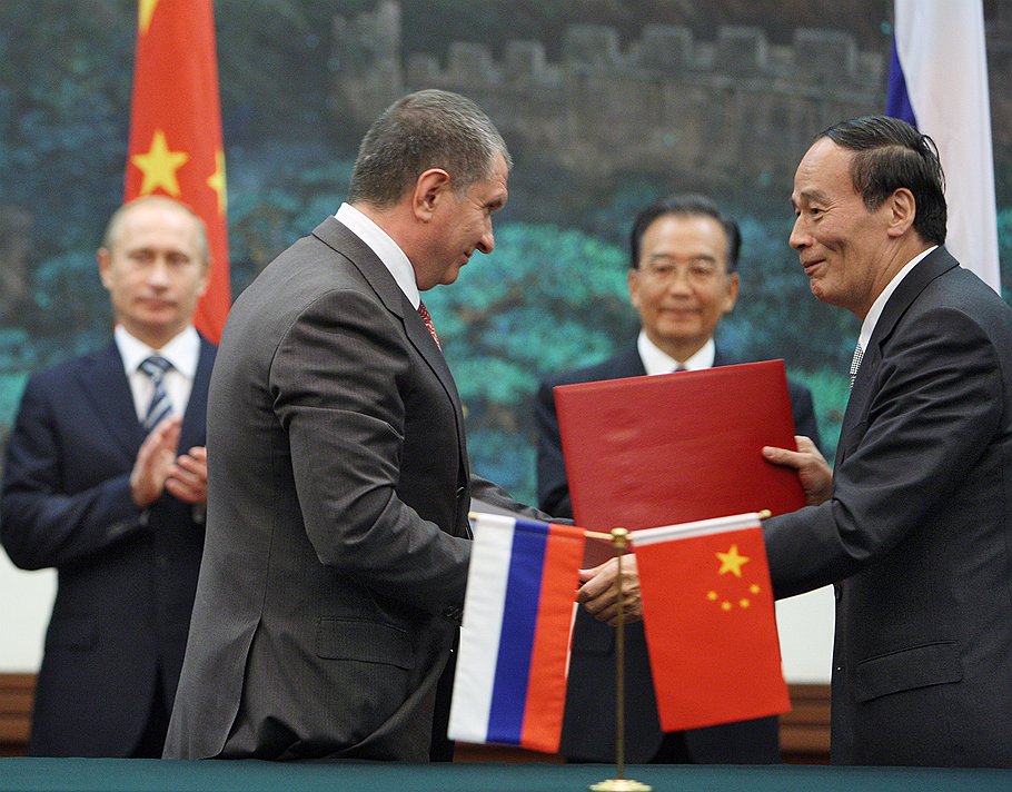 Радушие китайских товарищей при подписании соглашения о строительстве трубопровода в КНР в 2009 году не помешало им при первом удобном случае обмануть доверие вице-премьера Игоря Сечина (слева)