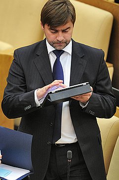 Забота о зарубежных активах госслужащих объединила справоросса Илью Пономарева и единоросса Сергея Железняка (на фото)