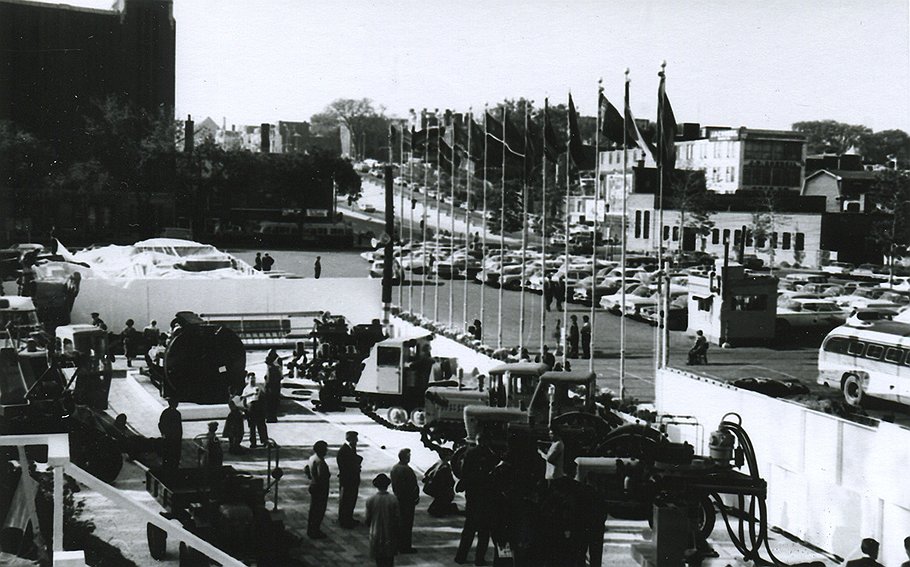 &quot;Выставка в г. Монреале (Канада) была открыта с 5 по 15 октября 1961 года, а экспонаты, отправленные пароходом &quot;Сена&quot;, поступили 19 октября, т. е. после закрытия выставки&quot; 