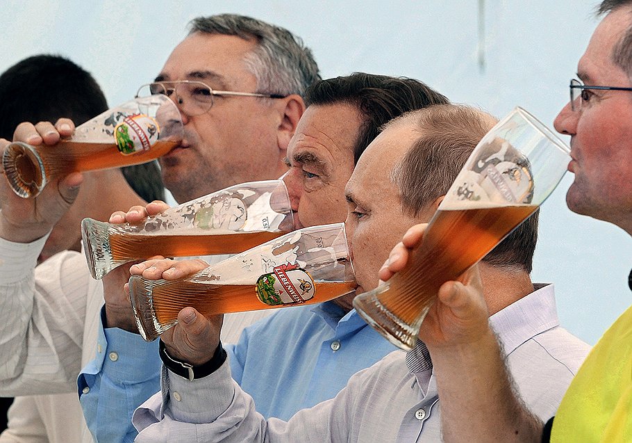 Владимир Путин не позволил своему другу Герхарду Шредеру (в центре) уйти на заслуженный отдых, подыскав ему новую ответственную работу 