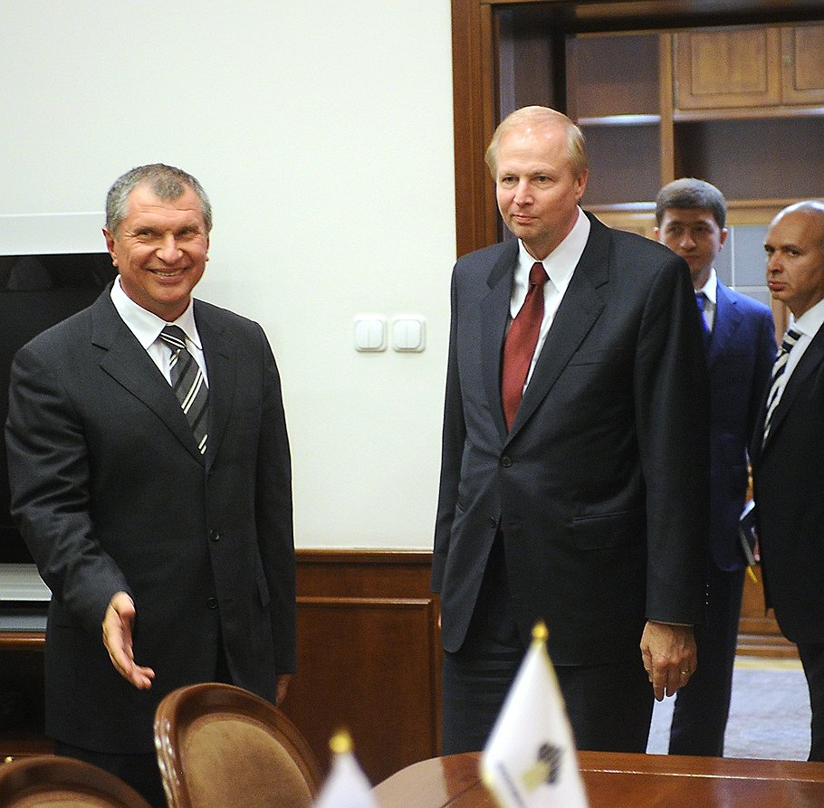 Несмотря на противодействие AAR, глава &quot;Роснефти&quot; Игорь Сечин (слева) все-таки сумел стать партнером главы BP Боба Дадли 