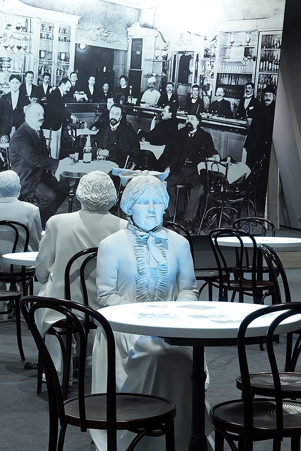 В новом музее толерантности представлен эклектичный ансамбль из гипсовых фигур в интерьере венского кафе, диораме о Второй мировой войне и березовой инсталляции 