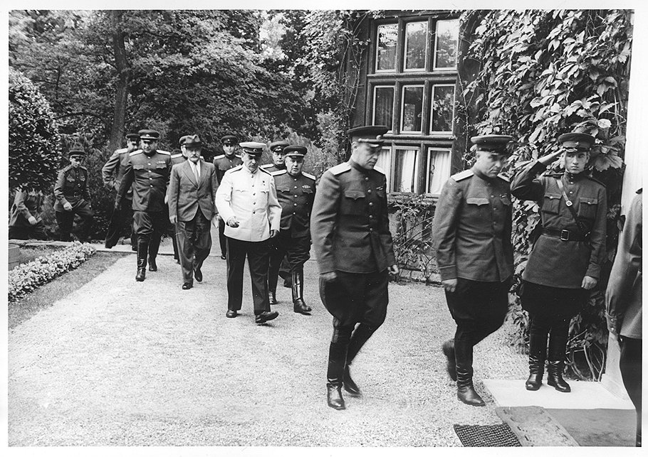 Где бы ни находился Сталин, верный Власик (на фото — справа) был к нему ближе всех 